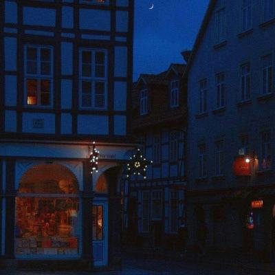 94岁老人楼道打地铺